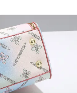 Détail de sac à main imprimé en dégradé avec couleurs pastel et pieds en métal.