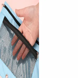 Gros plan détaillé montrant la fermeture éclair et la fenêtre en filet du sac à documents.