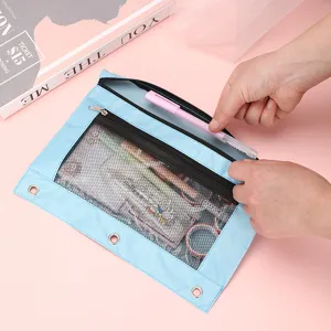 Trousse à crayons en tissu oxford bleu clair à 3 anneaux avec fenêtre en filet et zip.