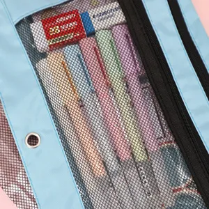 Trousse d'écolier bleue à 3 anneaux en tissu oxford vue de détail avec fenêtre en filet.