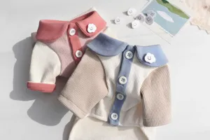 Delizioso cardigan per animali domestici con bottoni a nuvola e morbida maglia per cani.