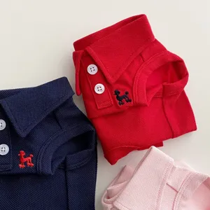 Detailansicht des atmungsaktiven Haustier-Poloshirts, einfarbige Hundekleidung mit Stickerei.