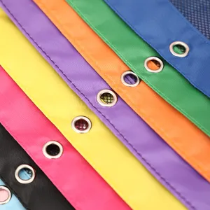 Détail en gros plan d'une trousse porte-documents en tissu oxford coloré avec œillets métalliques.