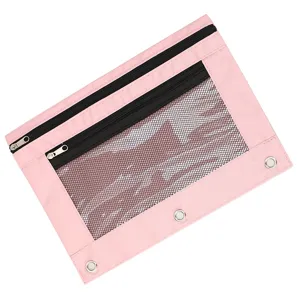 Gros plan de la trousse à 3 trous rose avec fenêtre en filet durable et double fermeture éclair.