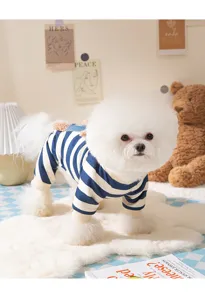 Schattige gestreepte huisdierkleding met vier poten en 3D-beer voor honden en katten.