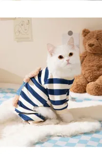 Leuke gestreepte katten jumpsuit met 3D pluche decoratie, gezellige huisdierenkleding detail.