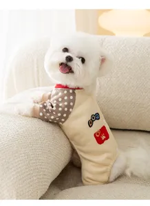 Vista detallada de sudadera para mascota, ropa de abrigo de felpa para perros con mangas.