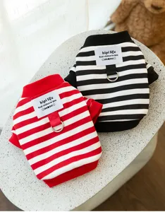 Vista detallada de sudadera a rayas para mascotas con anilla, ropa de perro y gato roja y negra.