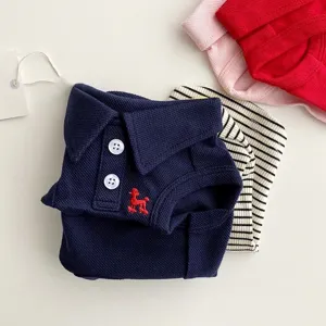 Detaillierte Nahaufnahme gestapelter Haustier-Poloshirts, atmungsaktive Sommerkleidung für Katzen.