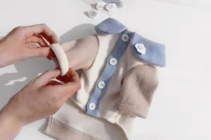 Bellissimo cardigan in maglia per cani di piccola taglia con colletto a contrasto e bottoni.