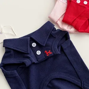 Detailansicht des atmungsaktiven Haustier Poloshirts aus Mesh mit Kragen und feiner Stickerei.