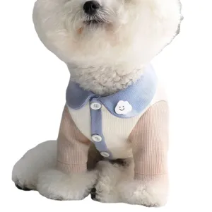 Simpatico vestito autunno inverno per cani camicia con colletto blu e distintivo a forma di nuvola.