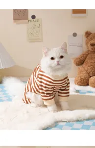 Gezellige gestreepte huisdierenkleding met vier poten detail, zachte stof voor katten en honden.