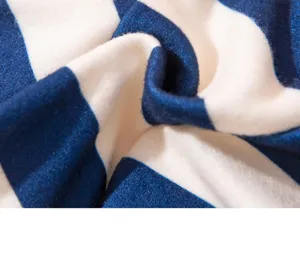 Close-up van zachte blauw-witte gestreepte fleecestof met pluche textuur voor knusse huisdierkleding