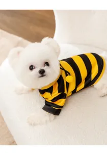 Primo piano dettaglio del simpatico costume da ape per animali, felpa cucciolo a righe gialle nere.