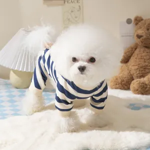 Schattige gestreepte viervoetige huisdierenjumpsuit met berendecoratie voor honden en katten.