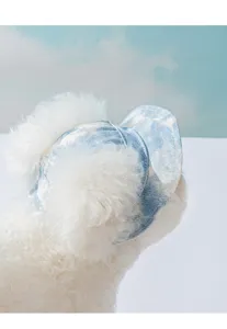 Détail de la casquette en jean pour animaux, chapeau de soleil bleu mignon chats et chiens.