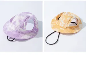Détails en gros plan du chapeau de pêcheur pour animal avec trous pour les oreilles et bride.