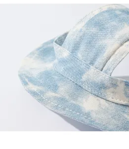 Gros plan détaillé du chapeau pour animal en denim bleu avec coutures fines et texture.