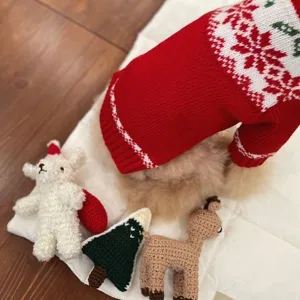 Vista dettagliata del morbido maglione lavorato a maglia rossa per animali con motivo festivo.