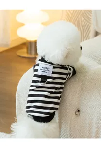 Vista detallada de la sudadera a rayas para mascotas con anillo en D en la espalda.