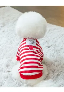 Primer plano detalle de sudadera para perro a rayas rojas y blancas con anilla para correa.