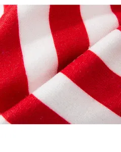 Detalle de tela de ropa para mascotas a rayas rojas y blancas, forro polar suave y cálido.
