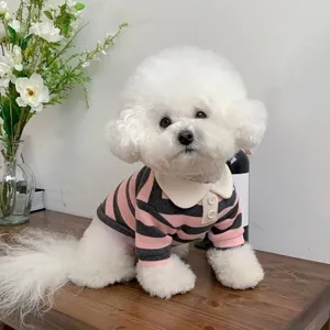 Carina maglietta a righe per cani con colletto bianco, abbigliamento comodo per animali.