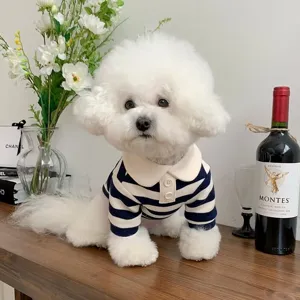 Carina t-shirt a righe per cani con colletto polo, abbigliamento elegante per cani.