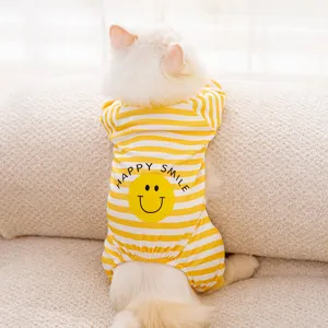 Ropa de gato a rayas bonita y cálida de invierno cuatro patas con estampado de sonrisa
