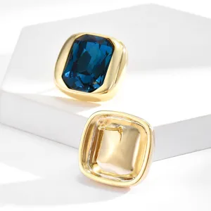 Pendientes cuadrados de cristal azul oscuro con diseño geométrico de metal dorado elegante.