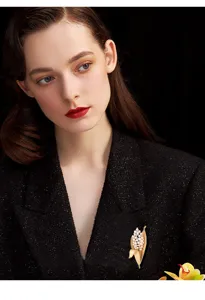 Κομψή γαλλική χρυσή καρφίτσα με φύλλο μαργαριταριού για γυναίκες, κομψό αξεσουάρ πέτου.