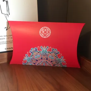 Nahaufnahme der roten Kissenverpackung für Schals mit traditionellem Mandala-Muster.