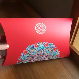 Detailansicht der roten Kissen-Geschenkbox mit kunstvollen traditionellen Blumenmustern.