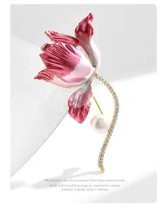 Elegante broche de tulipán esmaltado rosa degradado con pedrería brillante y perla mujer