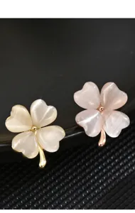 Cat's eye four-leaf clover brooch detail, cute Japanese style anti-glare pin accessory.