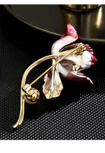 Detalle exquisito de broche flor de iris, esmalte degradado rosa con acabado metal dorado.