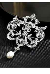 Exquisite European court style brooch featuring sparkling cubic zirconia and elegant pearls.