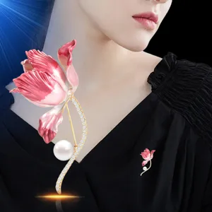 Elegante broche de flor de iris rosa degradado con perla y detalles de cristal mujer.