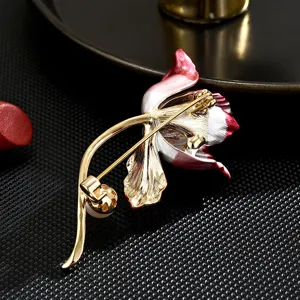 Exquisita broche de flor de iris rosa degradado, elegante accesorio de ropa esmaltado.
