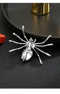 Silberne Spinnen Brosche Nadel Detail Rückansicht elegante Mode Schmuck Accessoire Mantel Charme