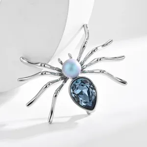 Elegante silberne Spinnenbrosche mit blauem Kristall und Perle. Perfektes Mantel-Accessoire.