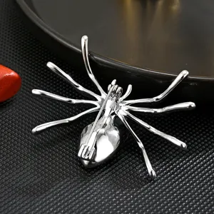 Elegante silberne Spinnen Brosche, modisches Accessoire für Damenmäntel und Jacken.