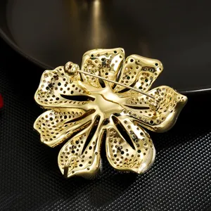 Elegant European design gold flower brooch for women, classic coat accessory anti-glare pin.
