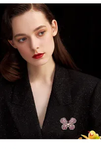 Broche papillon de cour de luxe avec incrustation de zircon et perle pour manteau élégant.