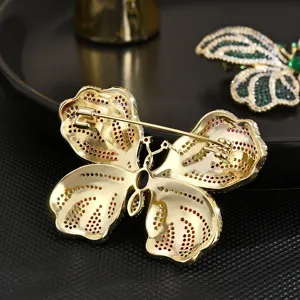 Luxueuse broche papillon en cristal doré pour femme, élégant accessoire rétro pour manteau.