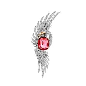 Elegante spilla fenice di lusso con zirconi scintillanti e una gemma centrale rossa brillante.