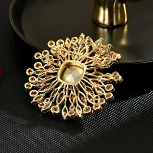 Retro Luxus goldfarbene Blumen Brosche Nadel, glänzender Kristall eleganter Schmuck.