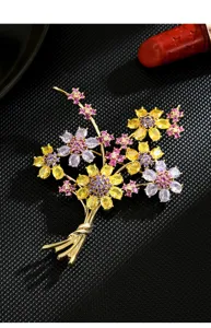 Sonnenblumen Gänseblümchen Blumenstrauß Brosche, goldfarbene Legierung mit bunten Kristallen.
