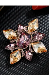 Luxus Kristall Brosche Vintage Palast Stil glitzernde geschliffene Steine Schmuck Detail.